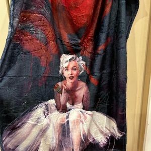 Marliyn Monroe Small throw blanket